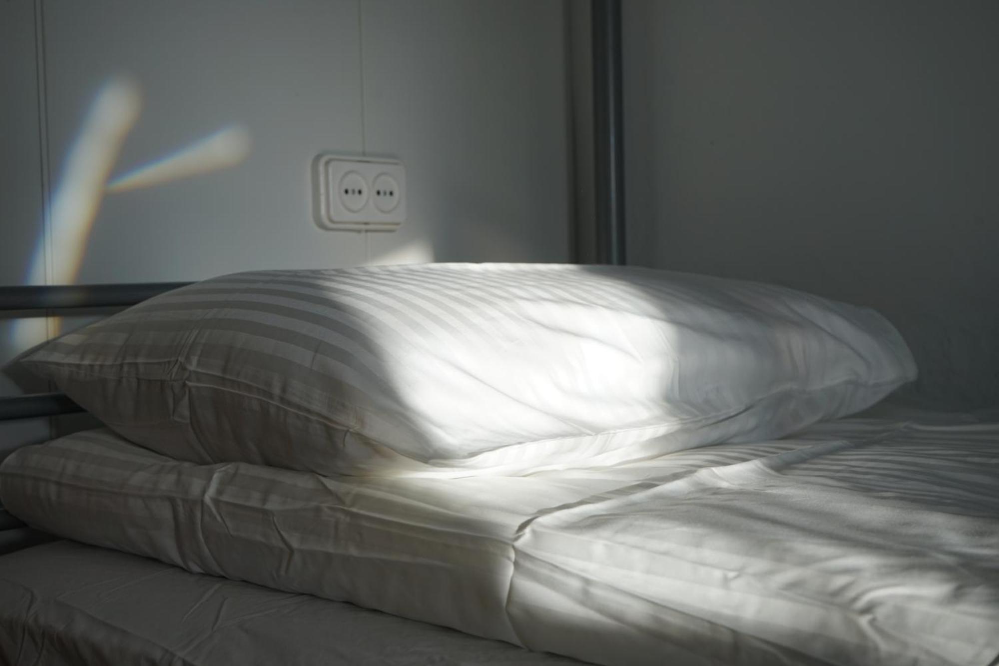 Cama individual en habitación compartida mixta